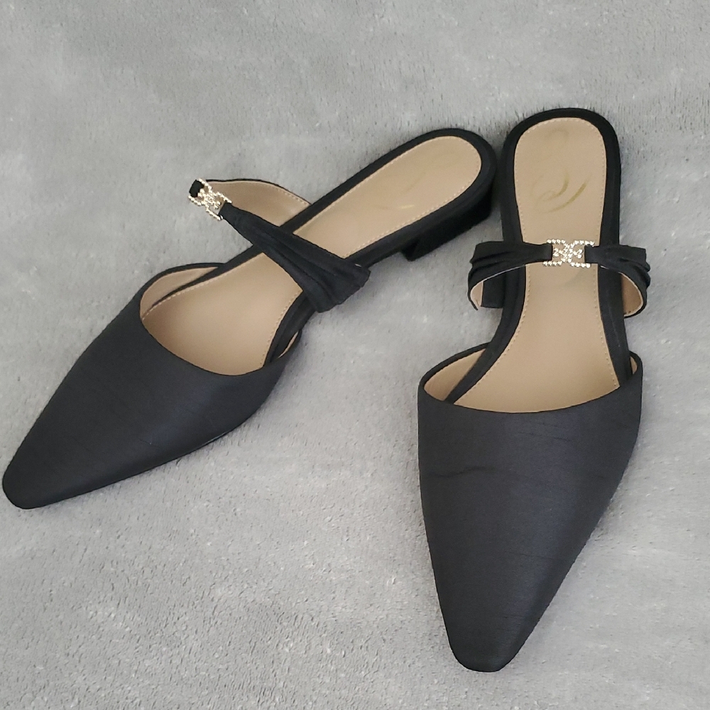 SAM EDELMAN Judie Black Pointed Toe with Gold-Tone Signature Logo Mule SIZE: 8M